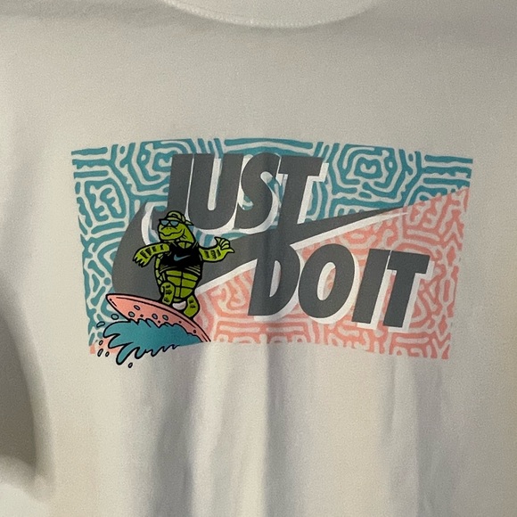 NIKE Men’s T Shirt   Surf Turtle Wave White Size Medium Graphic Just Do It White - Picture 6 of 7
